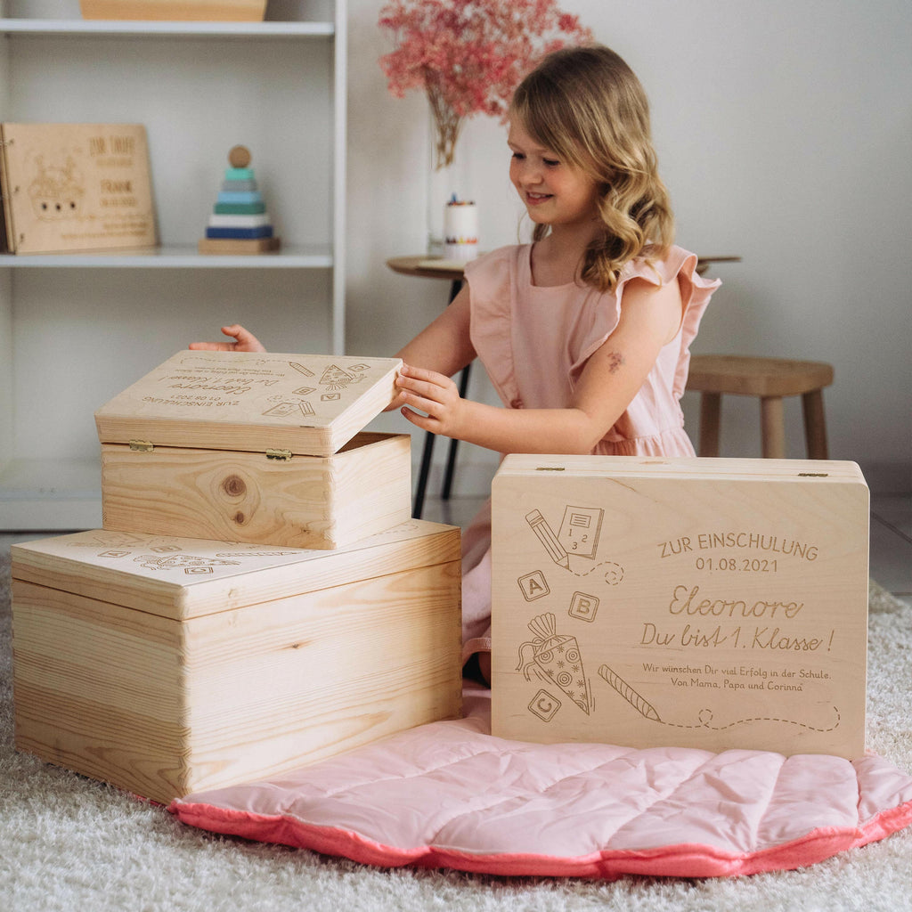 Erinnerungskiste - Schultüte mit Name & Datum - Erinnerungsbox Natur FSC® | Geschenk zur Einschulung, Schulanfang & Schulstart für Jungen & Mädchen.