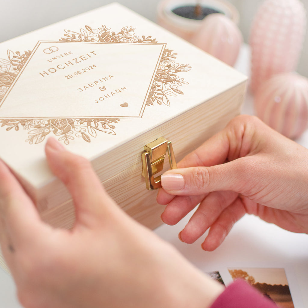 Erinnerungsbox zur Hochzeit - Florale Raute - Hochzeitskiste personalisiert mit Gravur - Natur, FSC® - Image 9