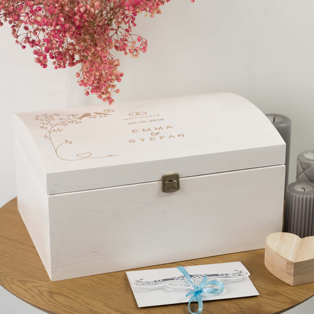 Holztruhe zur Hochzeit mit Verschluss - Personalisiert - Schnäbelnde Vögel Motiv - Weiß - FSC® - Image 4