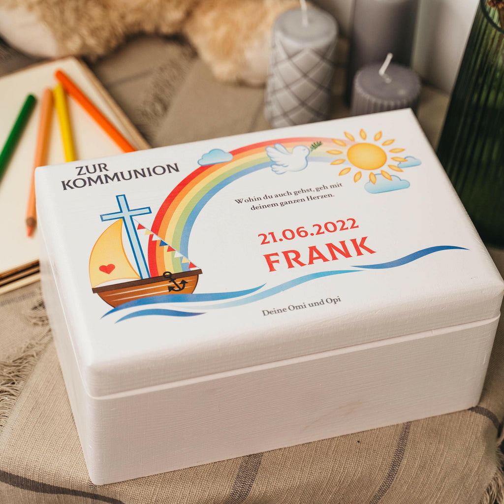 Holzkiste zur Kommunion - Personalisiert - Regenbogen Motiv - Weiß.