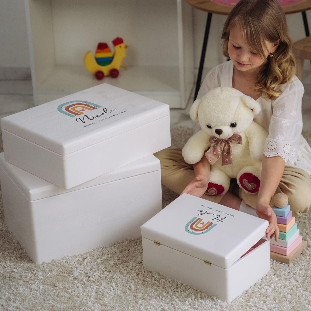 Erinnerungsbox für Baby - Regenbogen & Name - Holzkiste zur Geburt - Weß, FSC®️ | Personalisierte Erinnerungskiste als Geschenk, Babykiste - M & L.