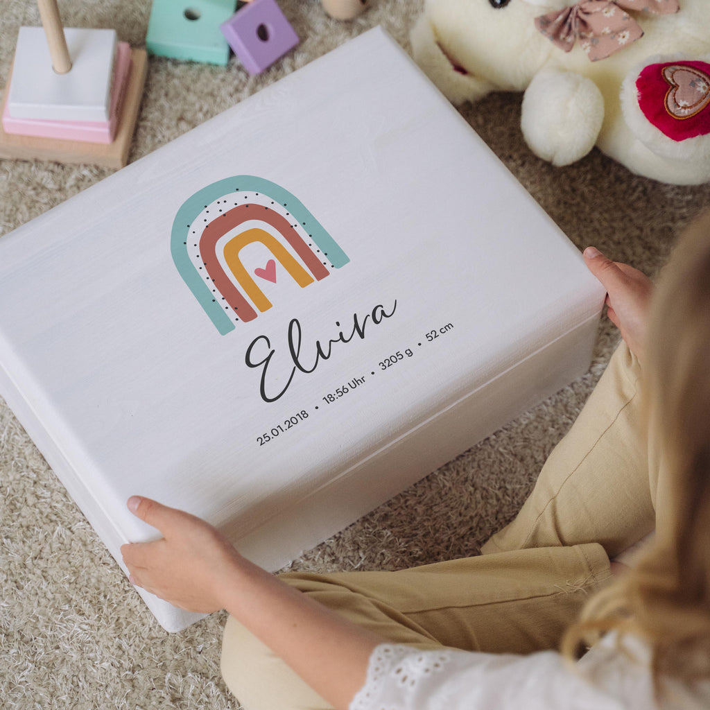 Erinnerungsbox für Baby - Regenbogen & Name - Holzkiste zur Geburt - Weß, FSC®️ | Personalisierte Erinnerungskiste als Geschenk, Babykiste - M & L.