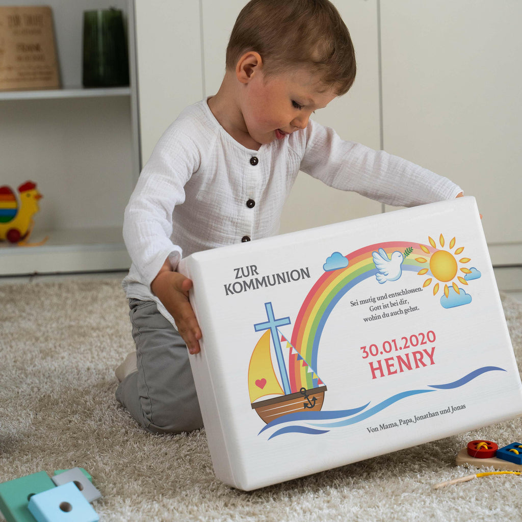 Holzkiste zur Kommunion - Personalisiert - Regenbogen Motiv - Weiß.