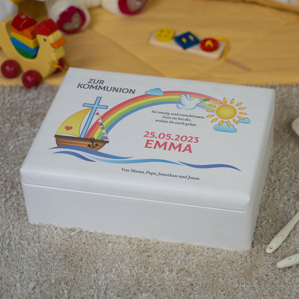 Holzkiste zur Kommunion - Personalisiert - Regenbogen Motiv - Weiß.
