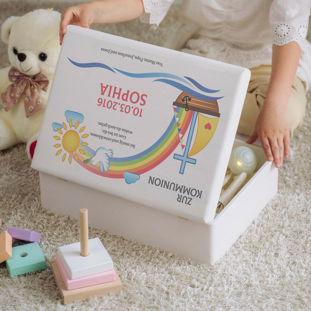 Holzkiste zur Kommunion - Personalisiert - Regenbogen Motiv - Weiß.