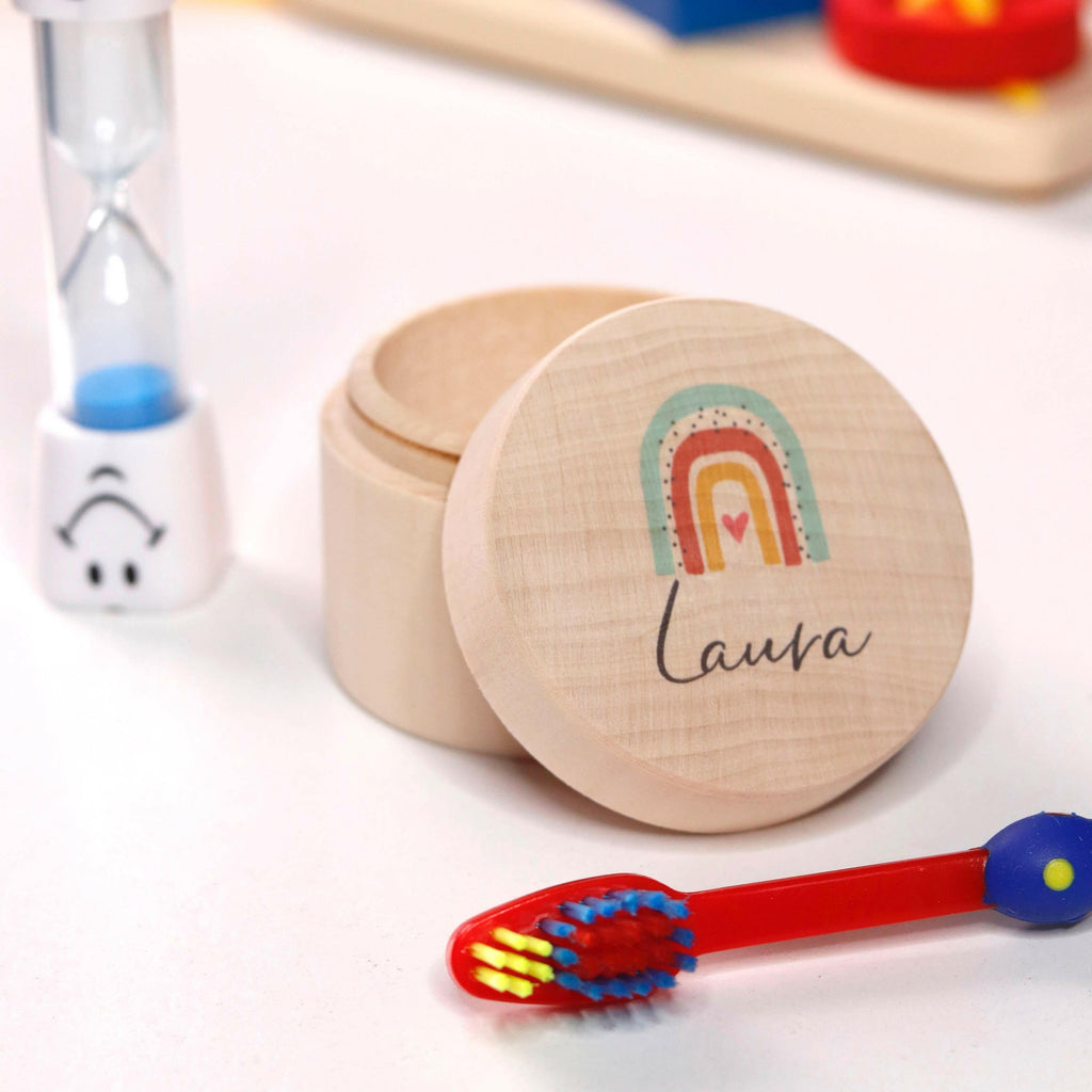 Personalisierte Milchzahndose aus Lindenholz mit Namen - Zahnbox für Kinder - Regenbogen Motiv - Image 2