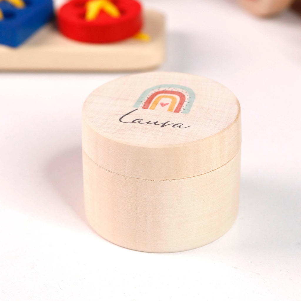 Personalisierte Milchzahndose aus Lindenholz mit Namen - Zahnbox für Kinder - Regenbogen Motiv - Image 6