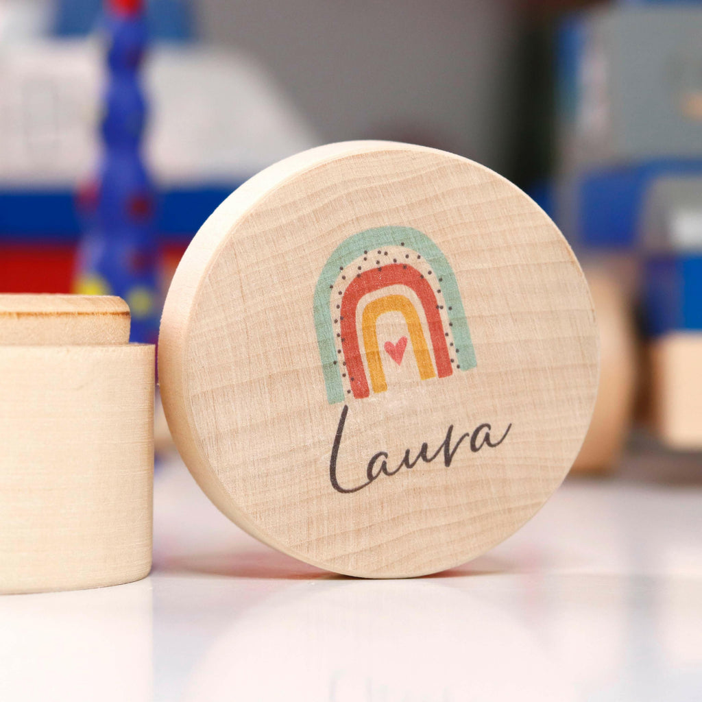 Personalisierte Milchzahndose aus Lindenholz mit Namen - Zahnbox für Kinder - Regenbogen Motiv - Image 4