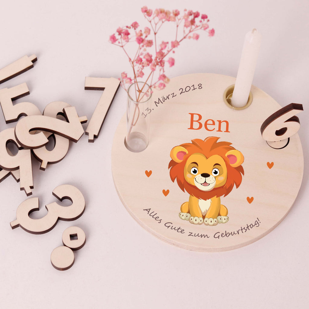 Personalisierter Geburtstagsteller aus Holz mit Kerzenhalter, Vase & Zahlen - Löwe Motiv - Image 7