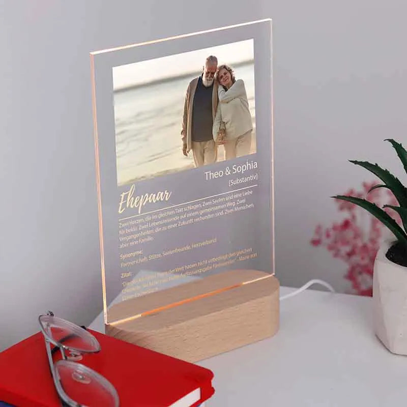 Design Glas Bild mit Foto Acrylglas & Drei Holzsockel | Definition Ehepaar - Image 3
