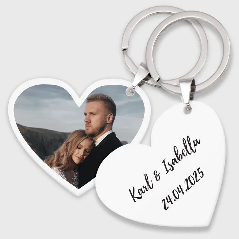 Personalisierter Schlüsselanhänger mit Foto & Widmung als Gastgeschenk zur Hochzeit | Herzform, Acrylglas - Image 1