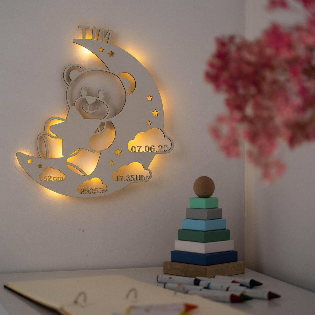 Schlummerlicht Baby mit Namen - Kinder Nachtlicht Personalisiert -  Bär & Mond | LED Holz Lampe.