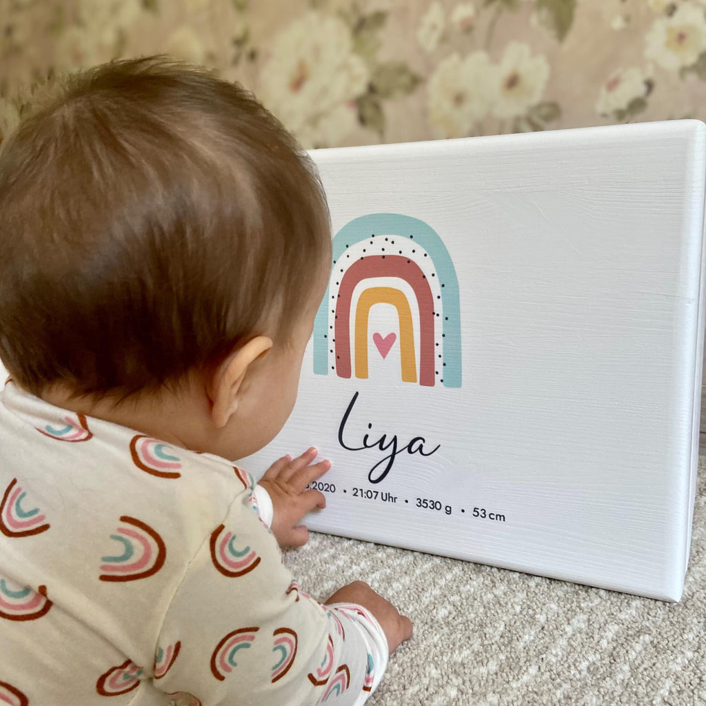 Erinnerungsbox für Baby - Regenbogen & Name - Holzkiste zur Geburt - Weß, FSC®️ | Personalisierte Erinnerungskiste als Geschenk, Babykiste - M & L.