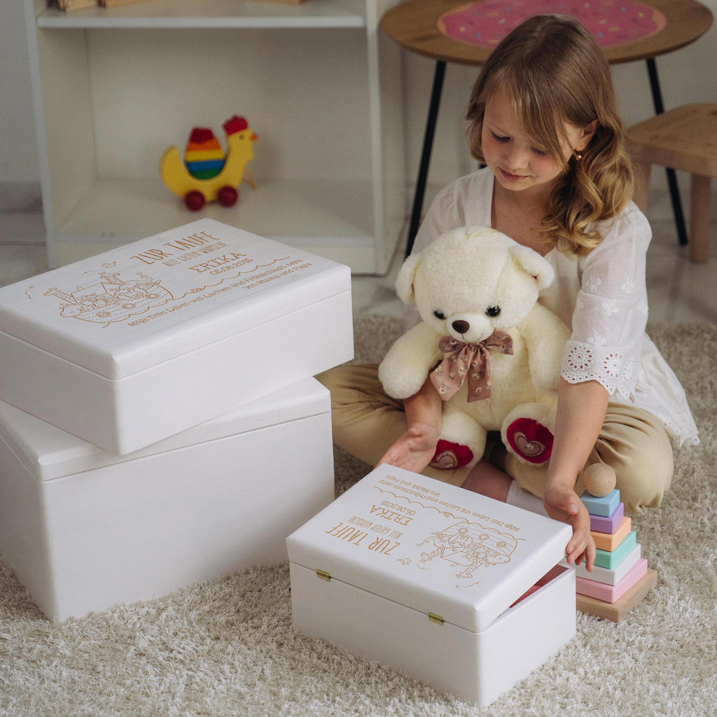 Personalisierte Erinnerungsbox als Taufgeschenk - Arche Noah Gravur - Weiß, FSC® | Erinnerungskiste als Geschenk zur Taufe für Junge & Mädchen.