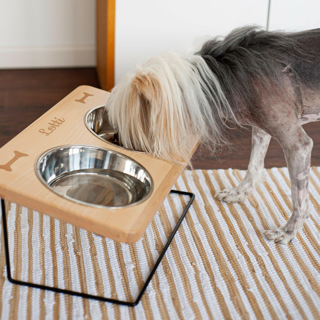 Futterstation für Hund & Katze - Personalisiert - mit Metallgestell - Natur.