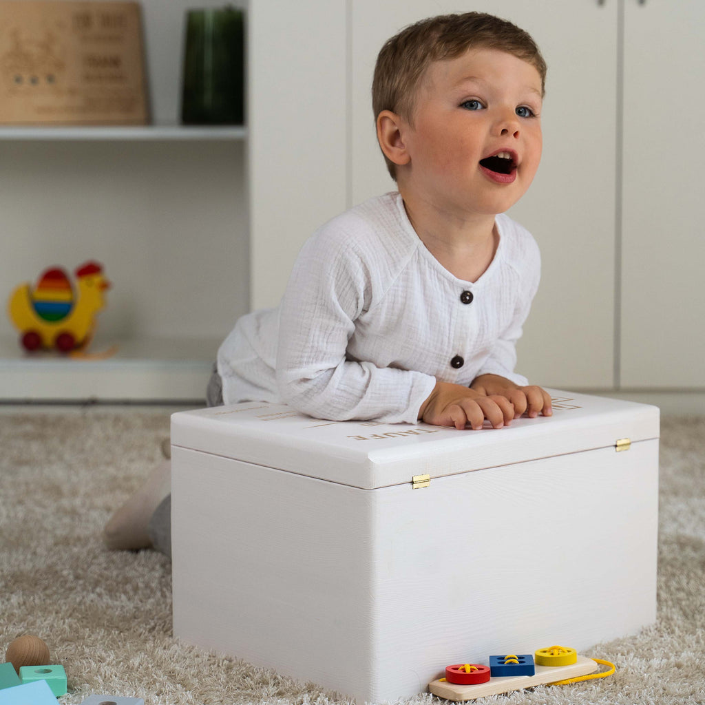 Personalisierte Erinnerungsbox als Taufgeschenk - Friedenstaube - Weiß, FSC® | Erinnerungskiste Geschenk zur Taufe für Baby von Großeltern & Paten.