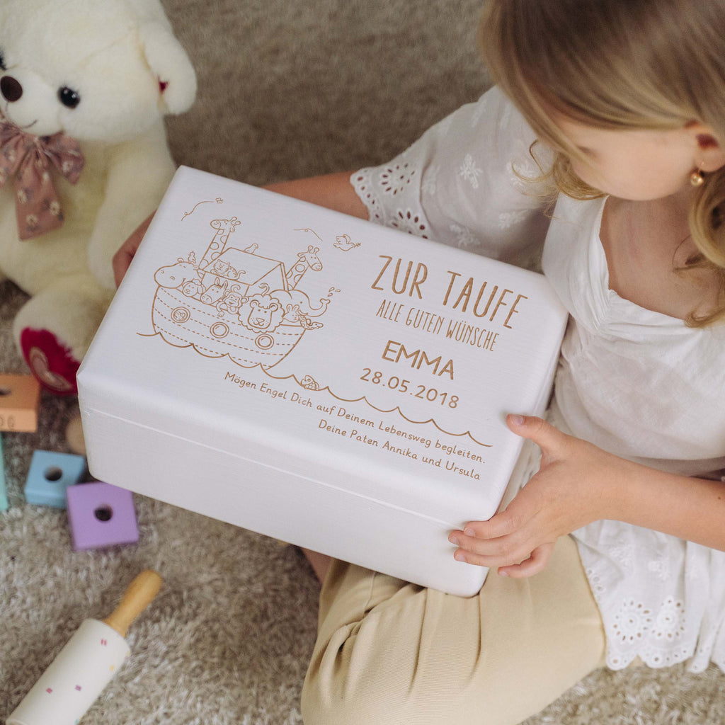 Personalisierte Erinnerungsbox als Taufgeschenk - Arche Noah Gravur - Weiß, FSC® | Erinnerungskiste als Geschenk zur Taufe für Junge & Mädchen.