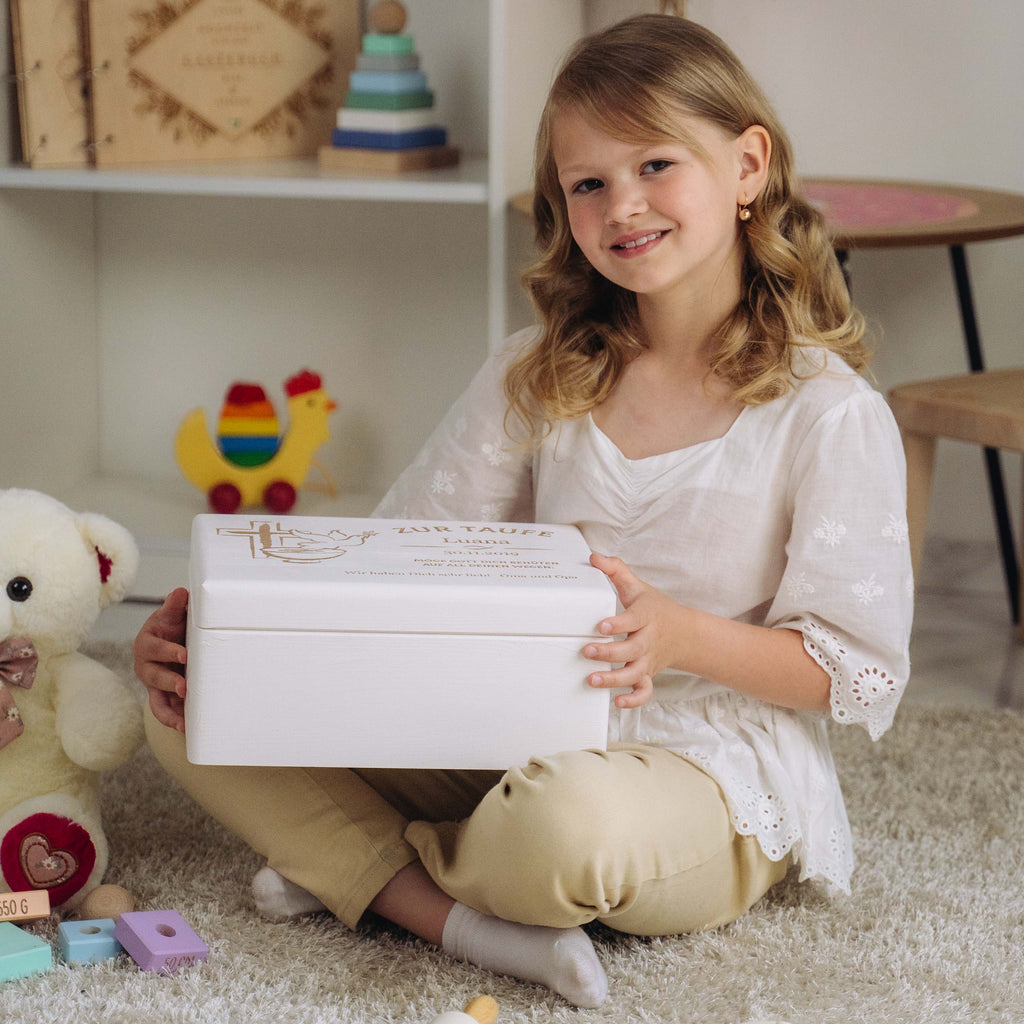 Personalisierte Erinnerungsbox als Taufgeschenk - Friedenstaube - Weiß, FSC® | Erinnerungskiste Geschenk zur Taufe für Baby von Großeltern & Paten.