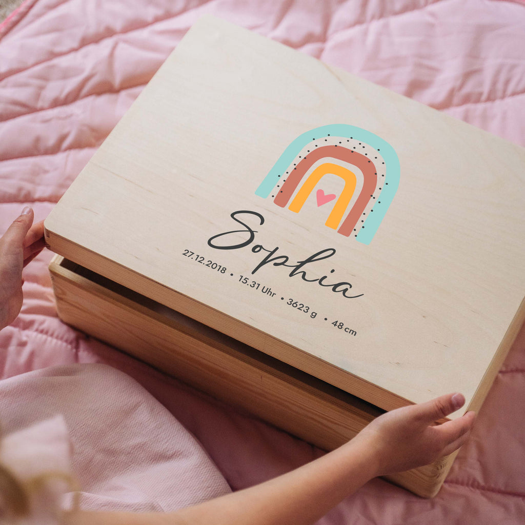 Erinnerungsbox für Baby - Regenbogen - Holzkiste zur Geburt - Image 11