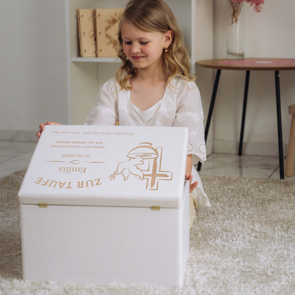 Personalisierte Erinnerungsbox als Taufgeschenk - Friedenstaube - Weiß, FSC® | Erinnerungskiste Geschenk zur Taufe für Baby von Großeltern & Paten.
